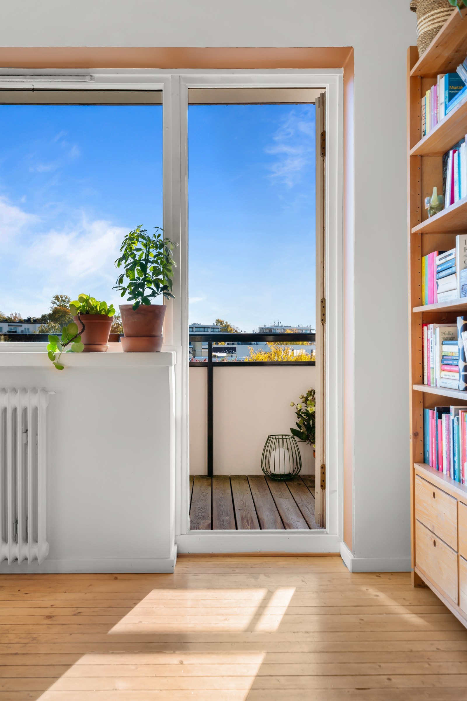 Fra stuen er det utgang til leilighetens solrike balkong. Galleribilde