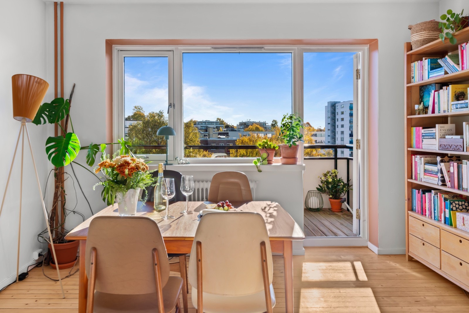 Velkommen til en lys og sjarmerende 2-roms med originale detaljer, midt på Rosenhoff! Galleribilde