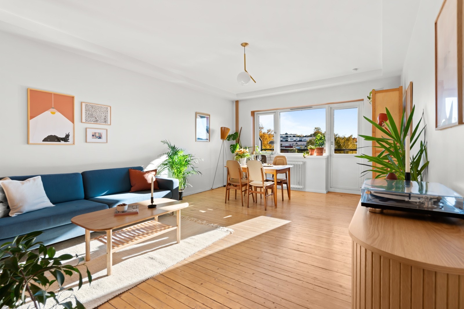 Stuen er leilighetens midtpunkt. Her har du god plass til stuebord, sofa- og tv møbler. Galleribilde