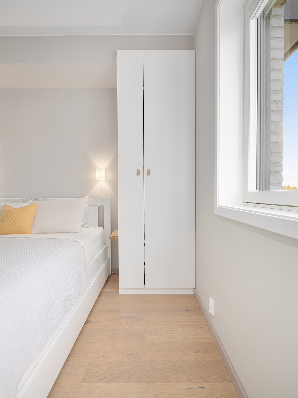 - Praktiske løsninger for garderobe og nattbord - Galleribilde