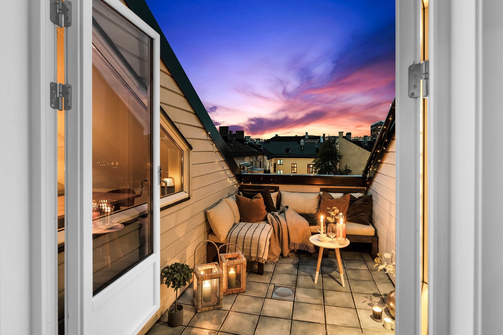 En tofløyet glassdør fører ut til takterrassen, og sommerstid er det deilig å trekke ut for både avslapning og middager i varmen. Galleribilde