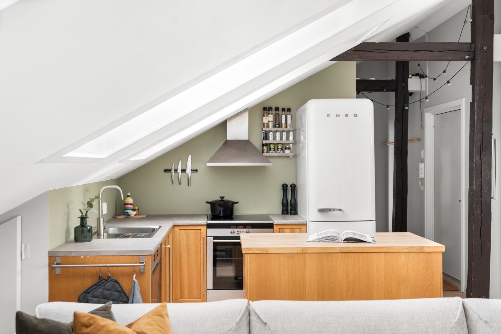 Som samlingspunkt og ekstra arbeidsplass er det etablert en flott øy med trebenk, perfekt til både måltider og gode samtaler mens middagen tilberedes. Galleribilde