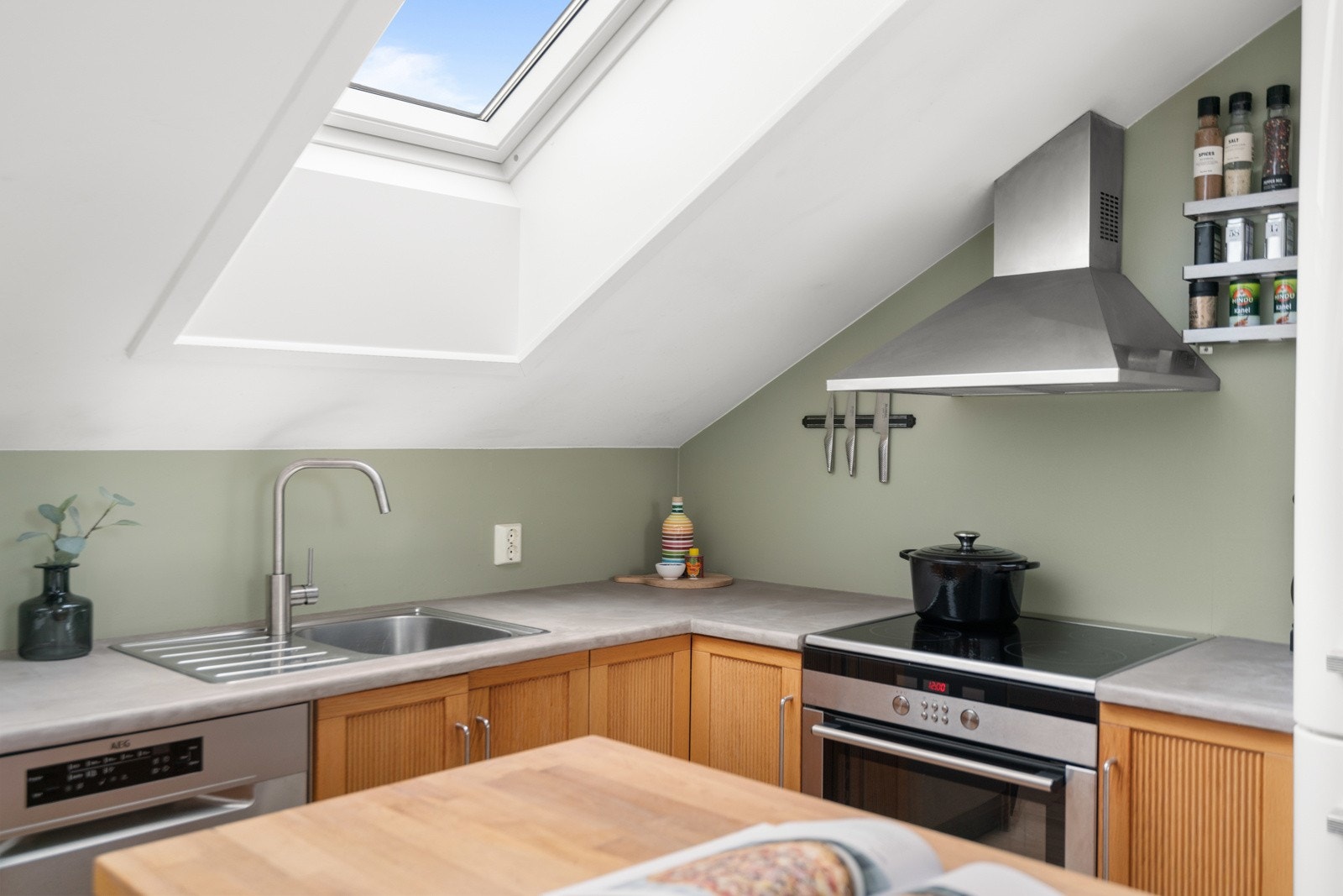 Kjøkkenet har opplegg for oppvaskmaskin og avsatt plass til komfyr. Galleribilde