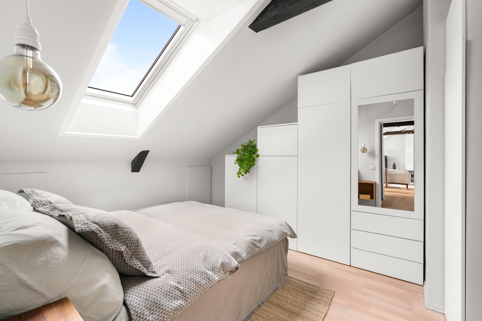 På soverommet har man et praktisk garderobeskap med dels speilfronter er godt tilpasset skråhimlingen. Galleribilde