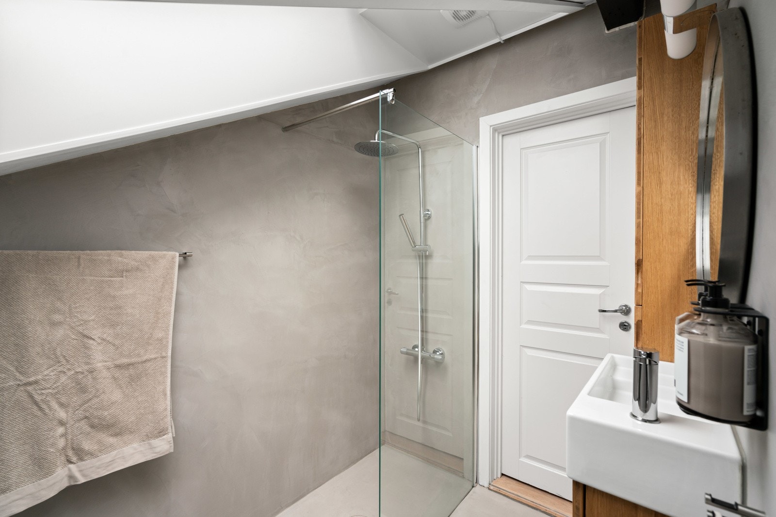 Badet har et eget dusjhjørne som er utstyrt med glassvegg og stor regnfallsdusj. Galleribilde