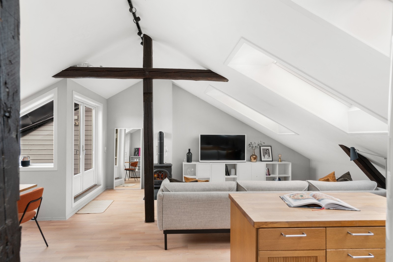 Sammen med kjøkkenet utgjør stuen et åpent og lekkert allrom, med gode lysforhold via takvinduer på begge sider av rommet Galleribilde