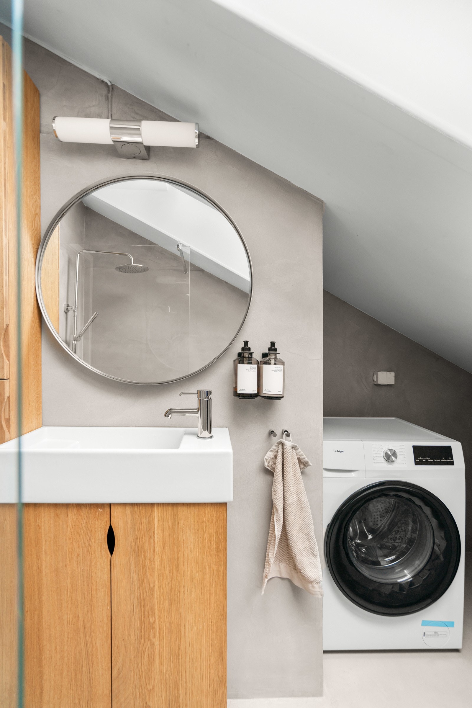 Den øvrige innredningen består av et heltre servantskap, et matchende høyskap og et rundt speil med belysning. Skapene gir god plass til oppbevaring av håndklær og hygieneartikler. Det er opplegg for vaskemaskin som er etablert i egen nisje. Galleribilde