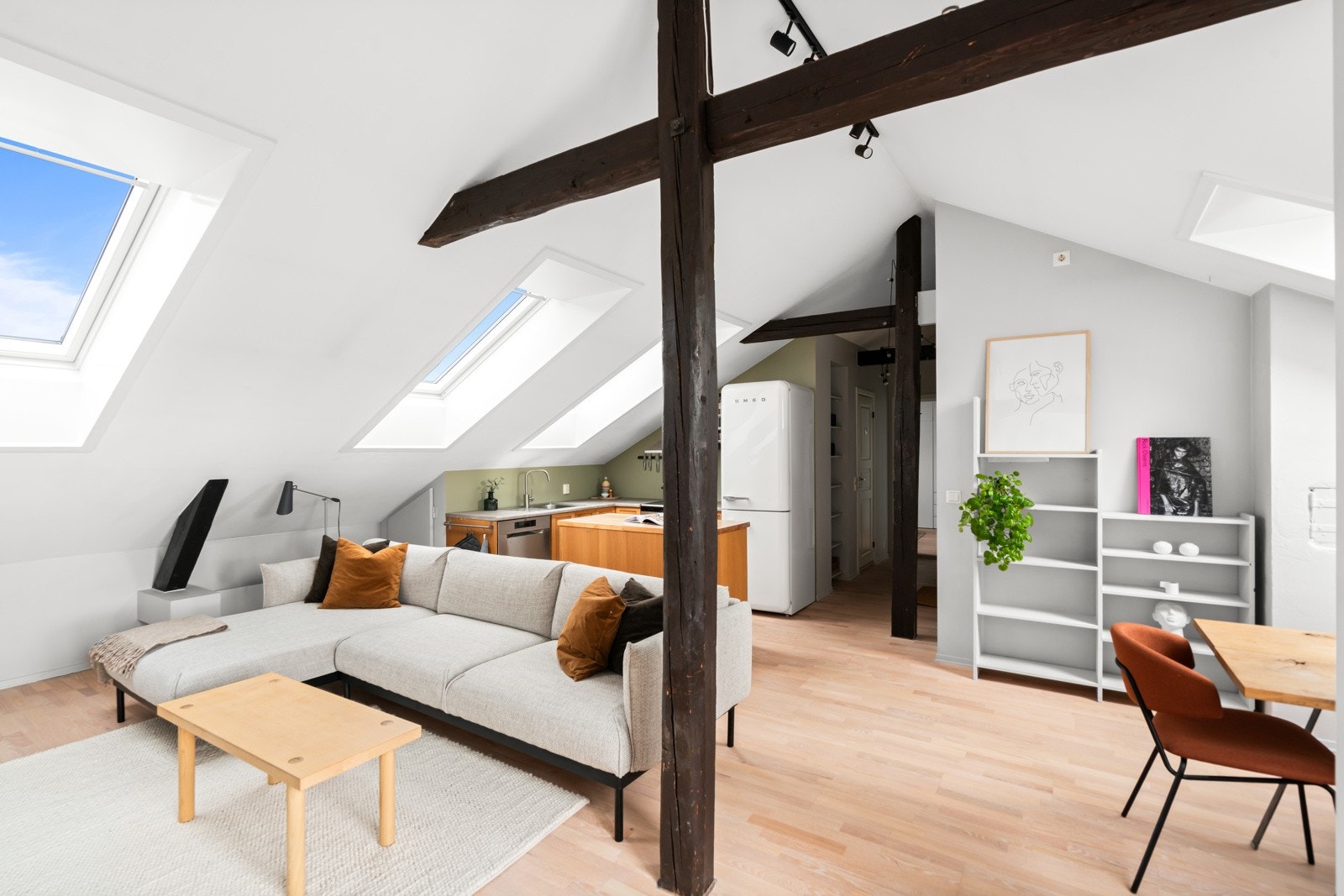 Loftsleilighetene ble renovert i 2003, og holder en gjennomgående moderne stil. Galleribilde