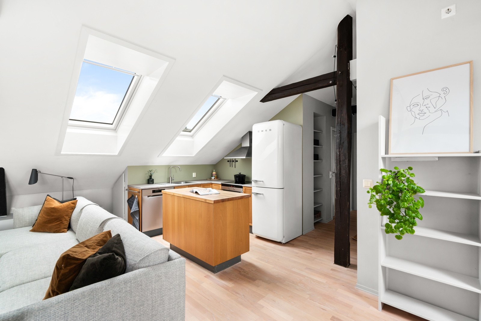 Kjøkkenet er plassert praktisk i boligen, og bidrar til en god atmosfære. Galleribilde