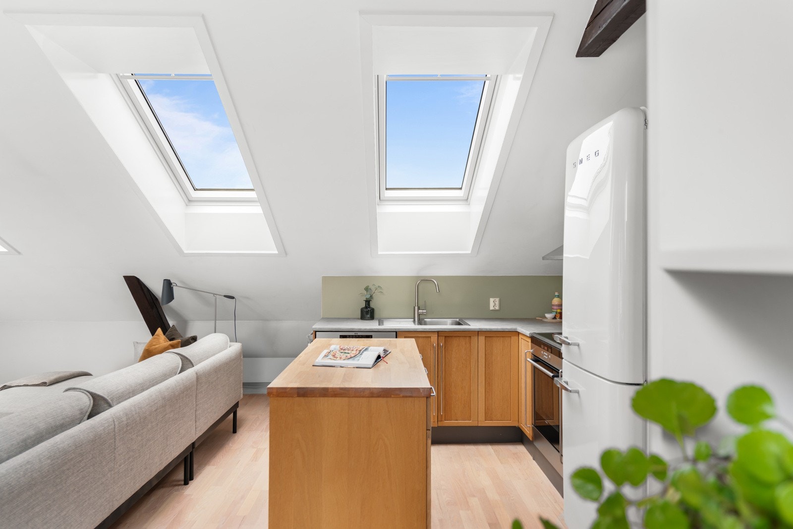 Her han man gode lysinslipp fra takvinduer. Galleribilde