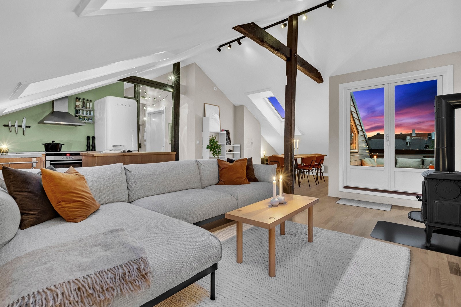 Stuen er naturlig inndelt i ulike brukssoner, og det passer utmerket å innrede med spiseplass i en noe adskilt del. Galleribilde