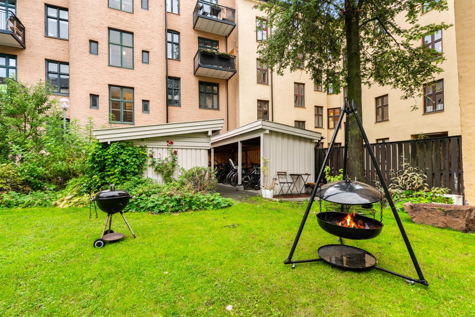 Bålpanne,, grønn og koselig bakgård i sann Grünerløkka stil. Galleribilde