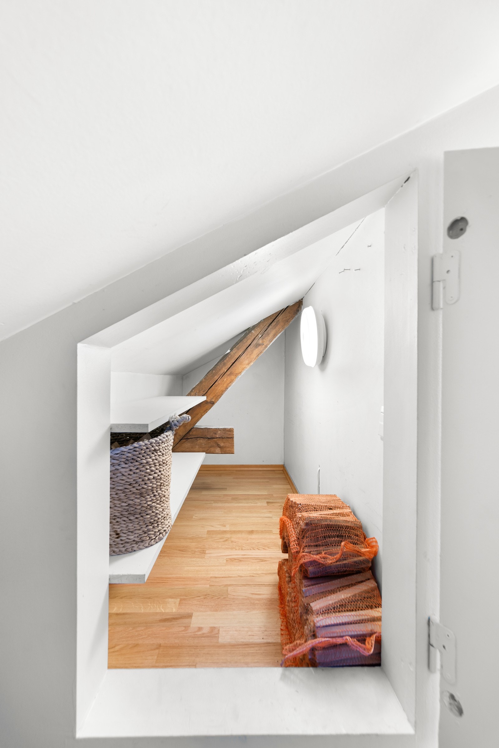 Ekstra lagringsplass finnes i et kott ved stuen og i en disponibel kjellerbod på ca. 6 kvm Galleribilde