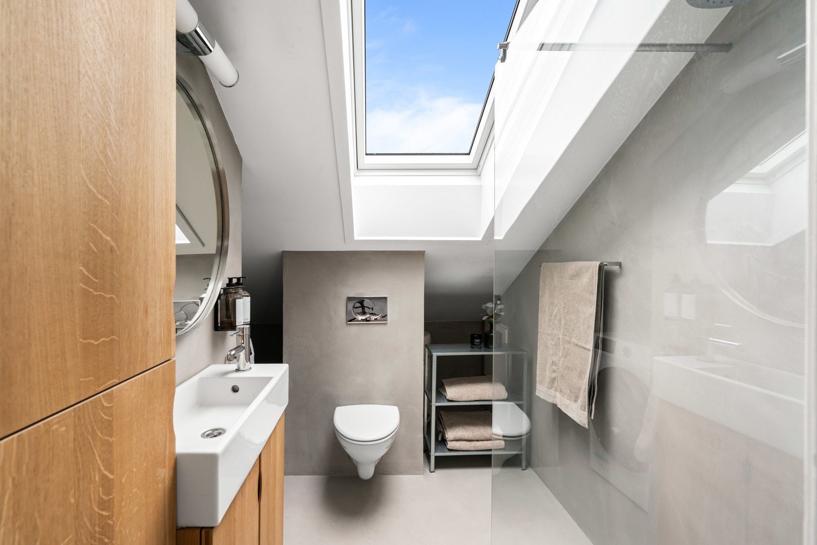 Badet ble oppgradert i 2023, og resultatet er topp moderne med snekkertilpassede møbler og stilig mikrosement på overflatene. Galleribilde