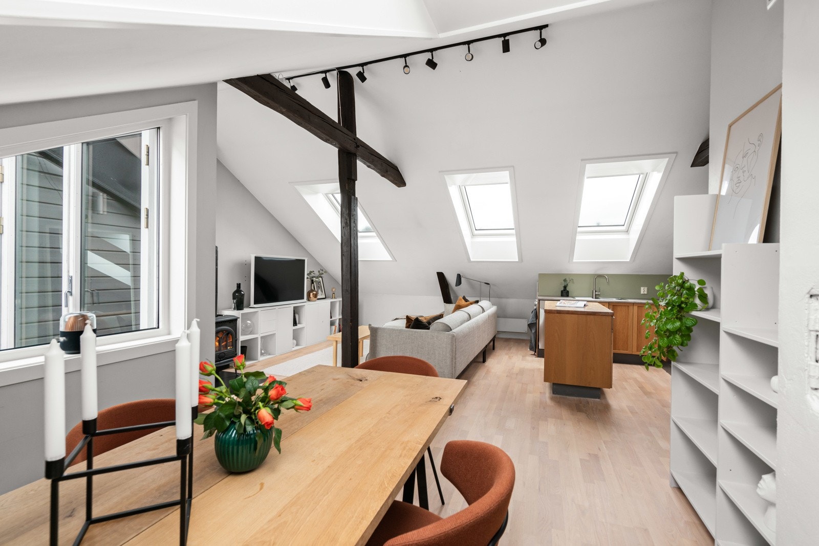 En plassbygd hylle passer utmerket for både dekor og oppbevaring. Takhøyden i leiligheten er på opptil 3,09 meter, og et nyslipt parkettgulv bidrar til en flytende overgang mellom rommene. Galleribilde