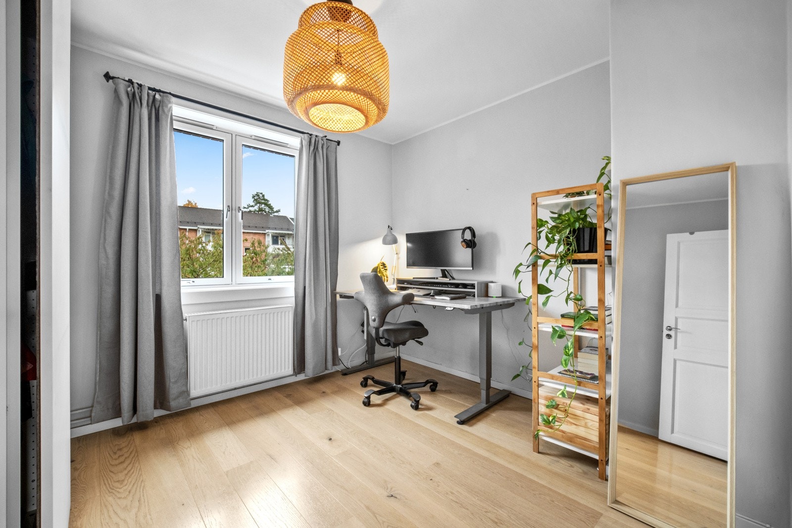 Soverom 2 har også garderobeskap og plass til dobbeltseng Galleribilde