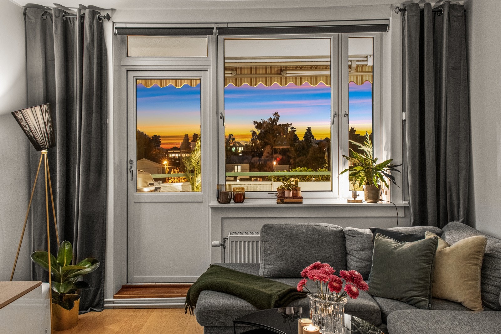 Flott utsikt fra stuen med mulighet for å oppleve fantastiske solnedganger Galleribilde