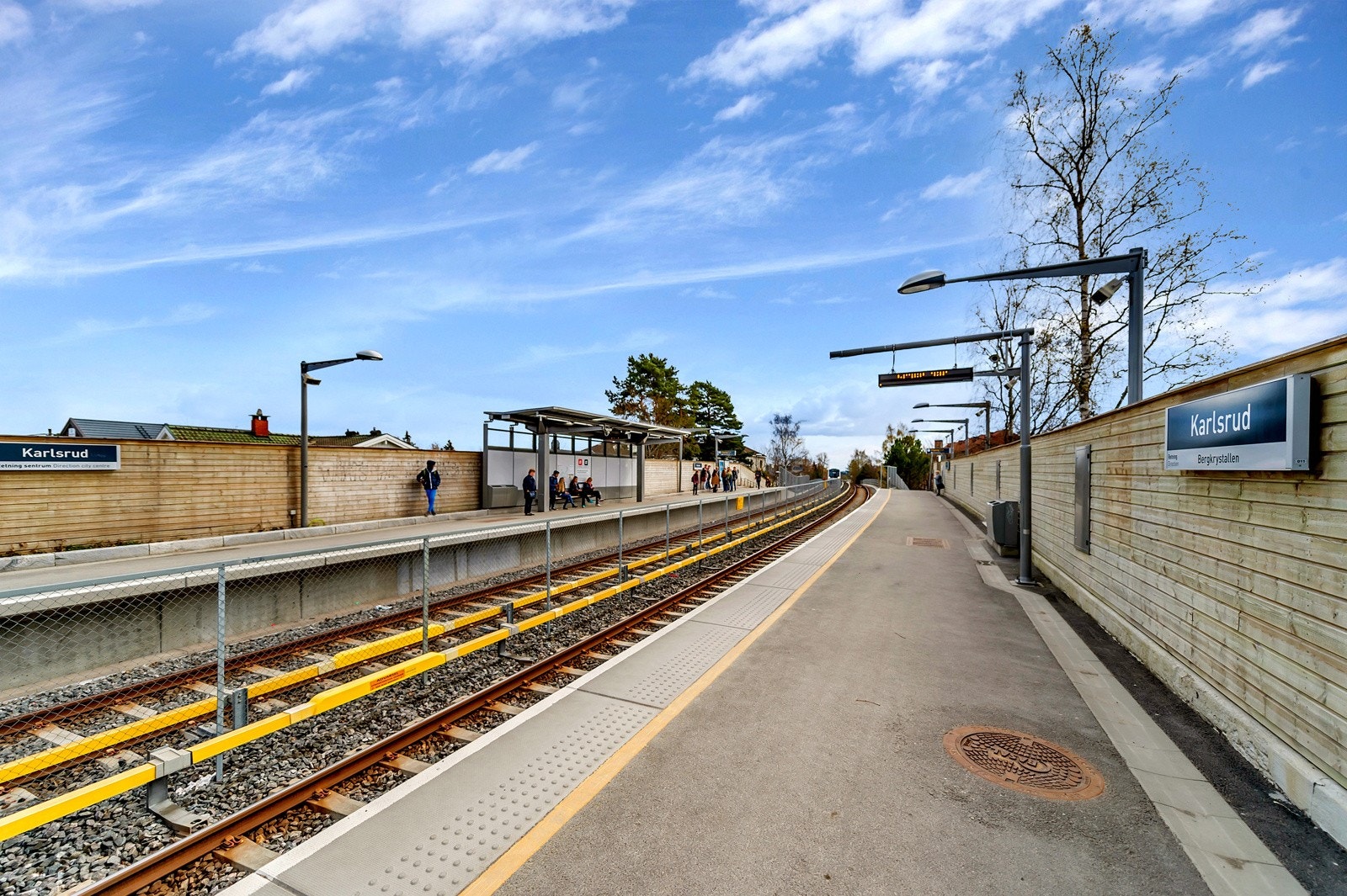 250 meter til Karlsrud t-bane som tar deg til sentrum på 19 minutter | Bussen bruker 16 minutter til Bjørvika Galleribilde