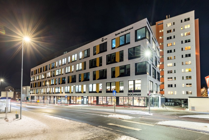 Nye Deichman bibliotek like ved boligen, området byr også på egen kino (Symra), flere kafeer og restauranter samt vinmonopol Galleribilde