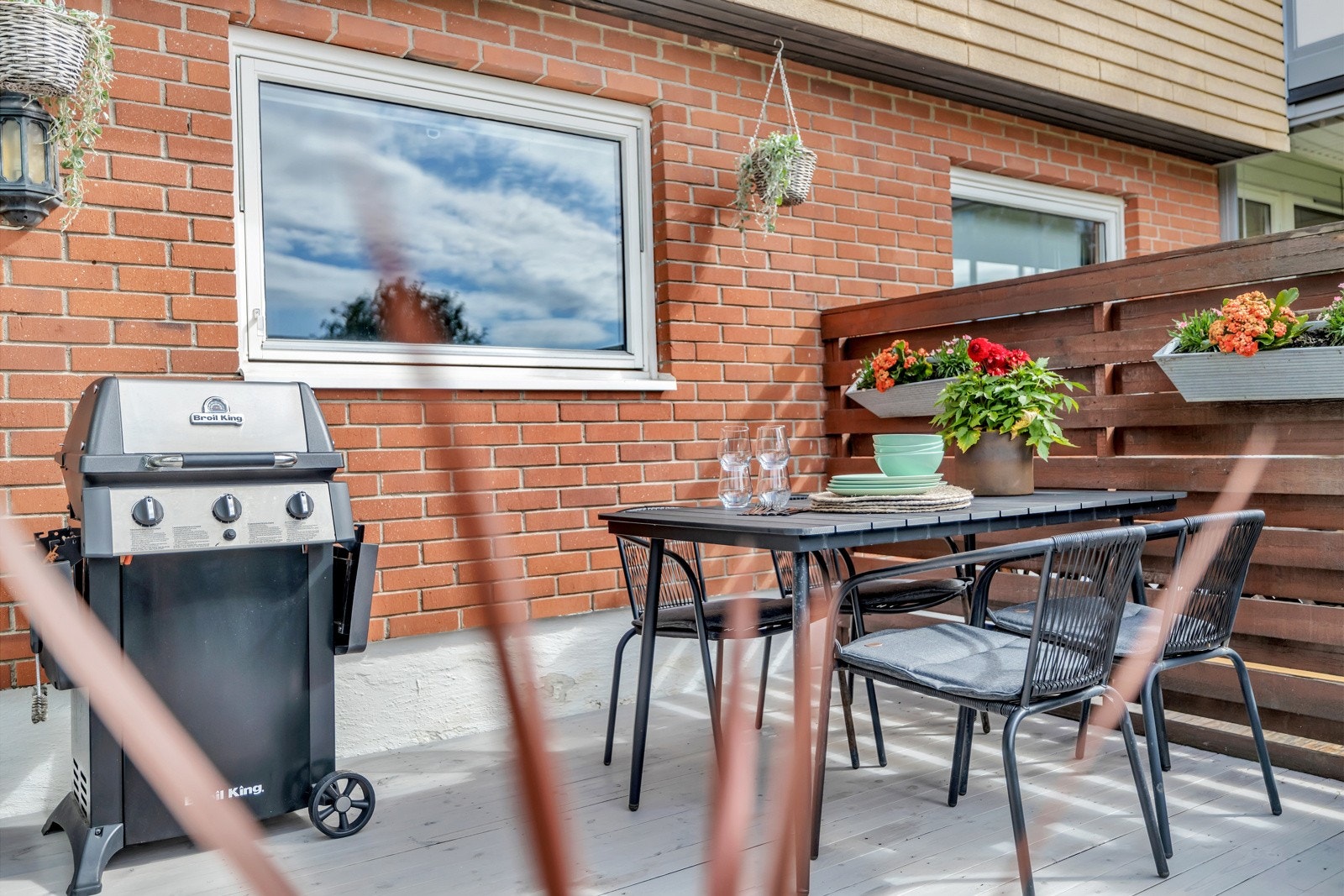 På terrassen er det mulighet til å innrede spisebord, grill og solsenger. Galleribilde