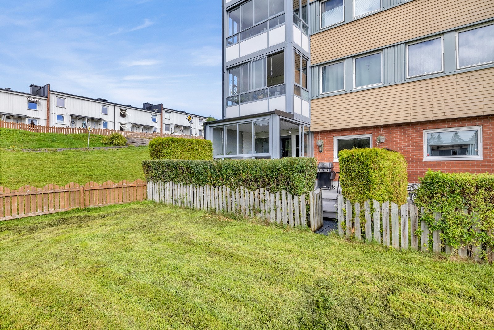 Terrassen er inngjerdet og skjermet med hekk, og det er port ut til flott fellesområde. Galleribilde