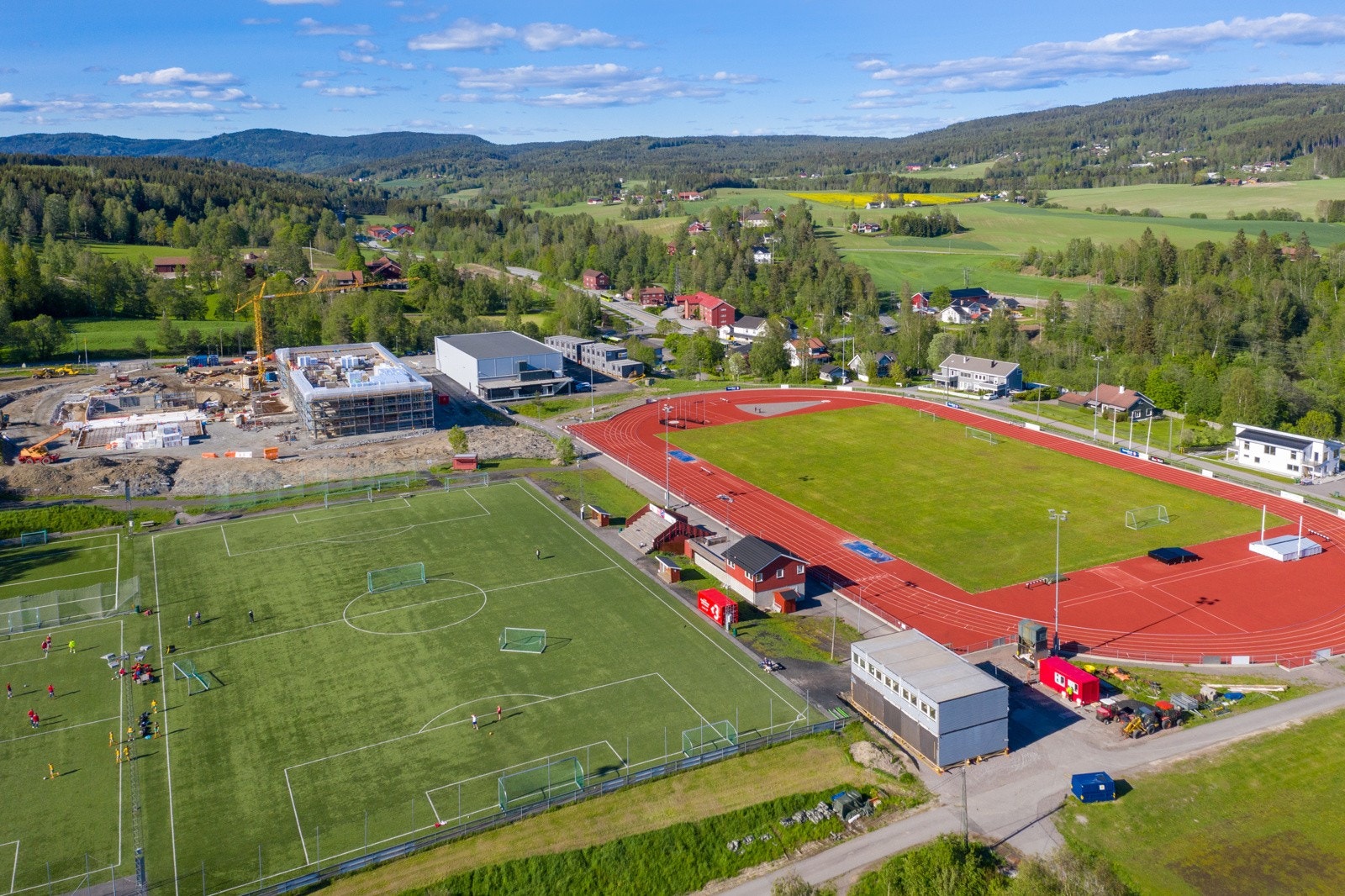 Gangavstand til idrettsanlegget og Rotneshallen rett ved skolen. Galleribilde