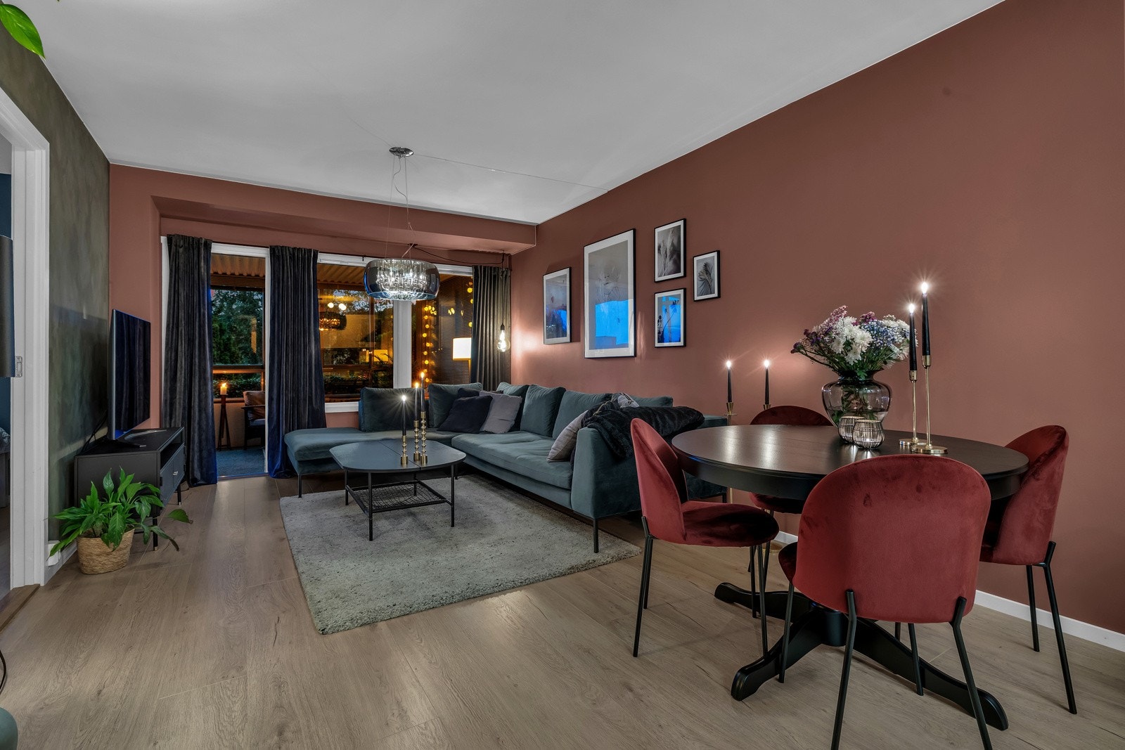 Innvendig er leiligheten innbydende og moderne, med fine fargenyanser, lyst gulv og god romløsning. Galleribilde