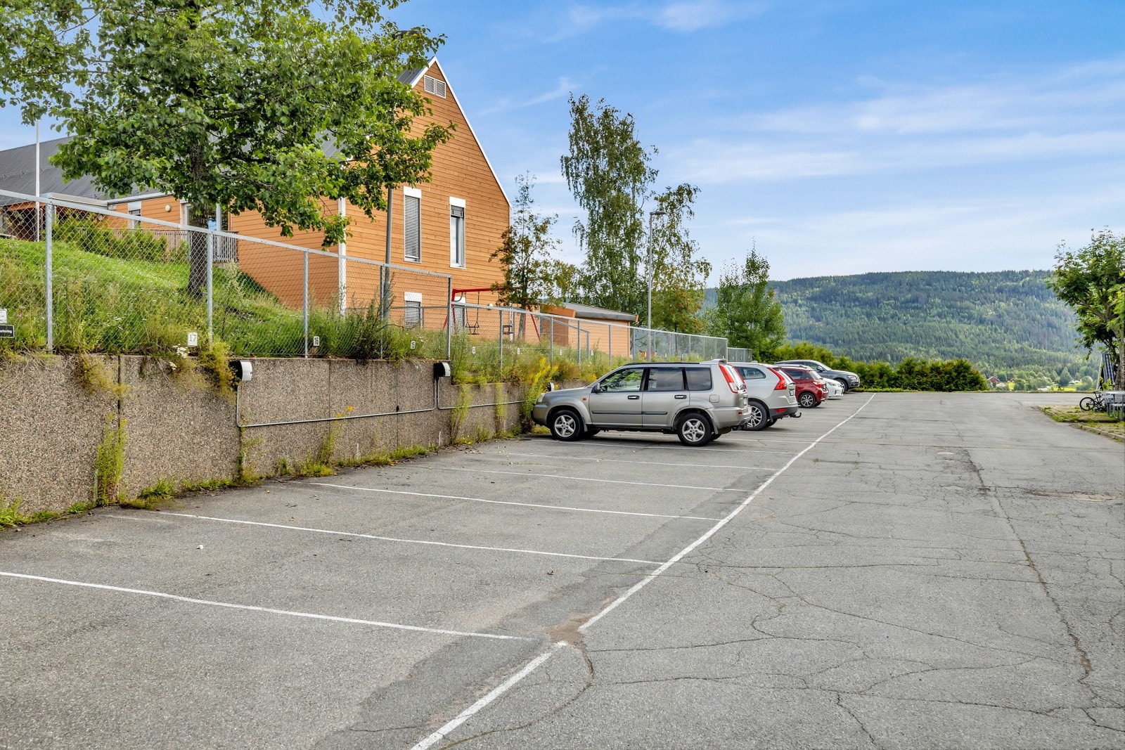 Borettslaget har flere p-plasser og garasjer som kan leies etter venteliste. Galleribilde