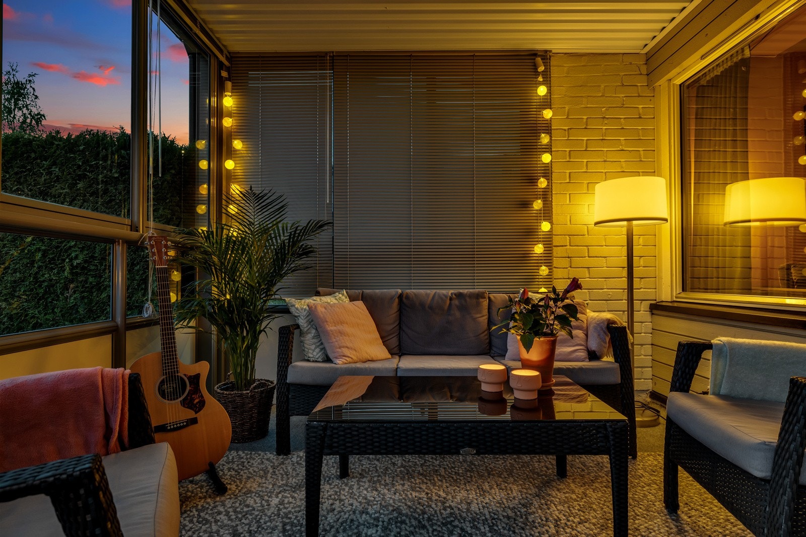 Leiligheten har en nydelig uteplass bestående av innglasset balkong og markterrasse med direkte adkomst til felles hage. Galleribilde