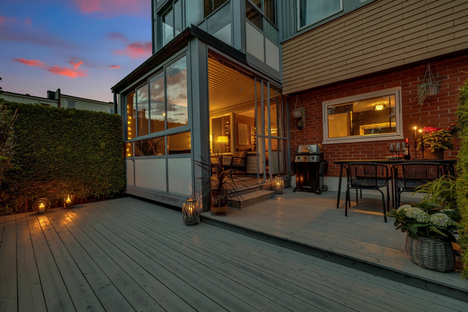 Terrassen går over to nivåer og måler ca. 22 m². Galleribilde