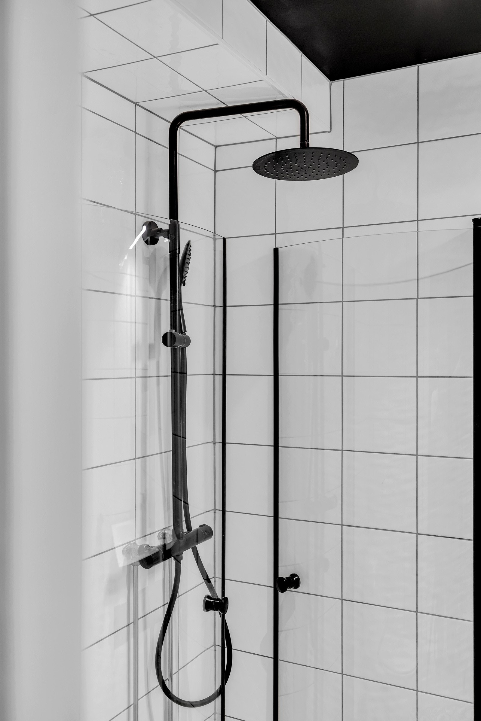 Badet har regnfallsdusj og plassbesparende glassdører som kan felles inn. Galleribilde