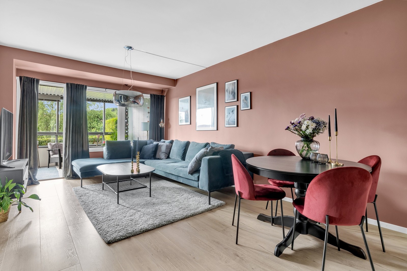 Godt lysinnslipp fra store vinduer mot uteplassen - uten innsyn. Galleribilde