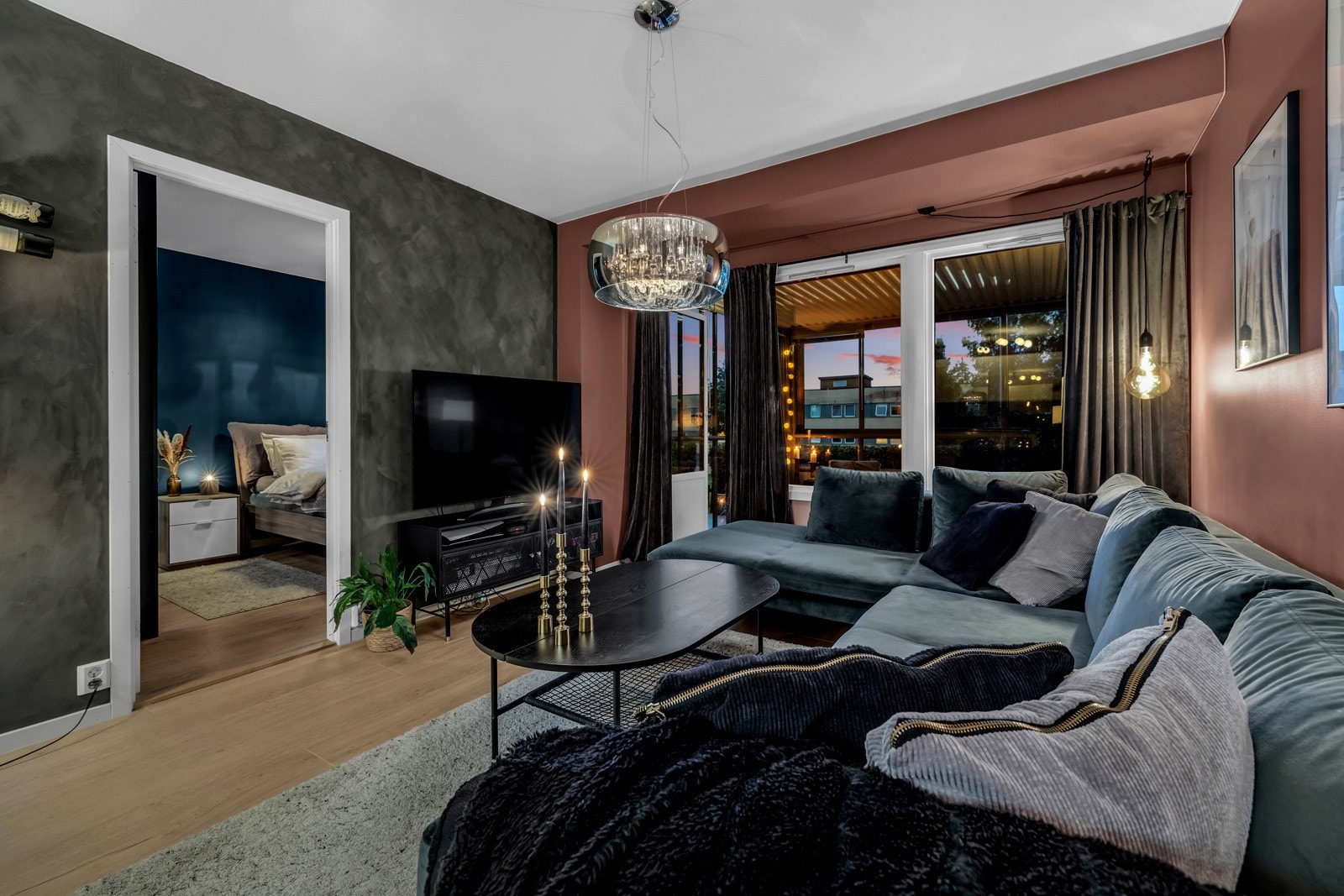 I stuen er det plass til sofagruppe og tilhørende møblement. Galleribilde