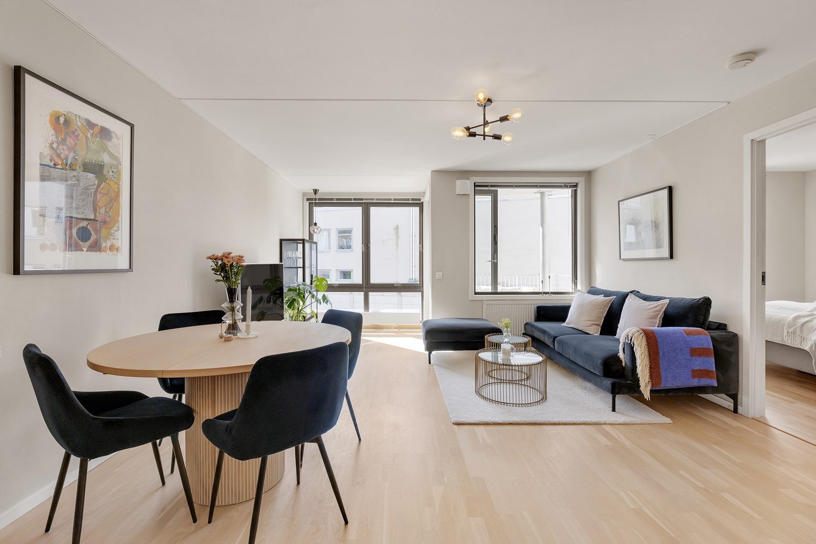 De store vindusflatene slipper inn godt med naturlig lys, og gjør dette til et svært hyggelig sted å være. Galleribilde