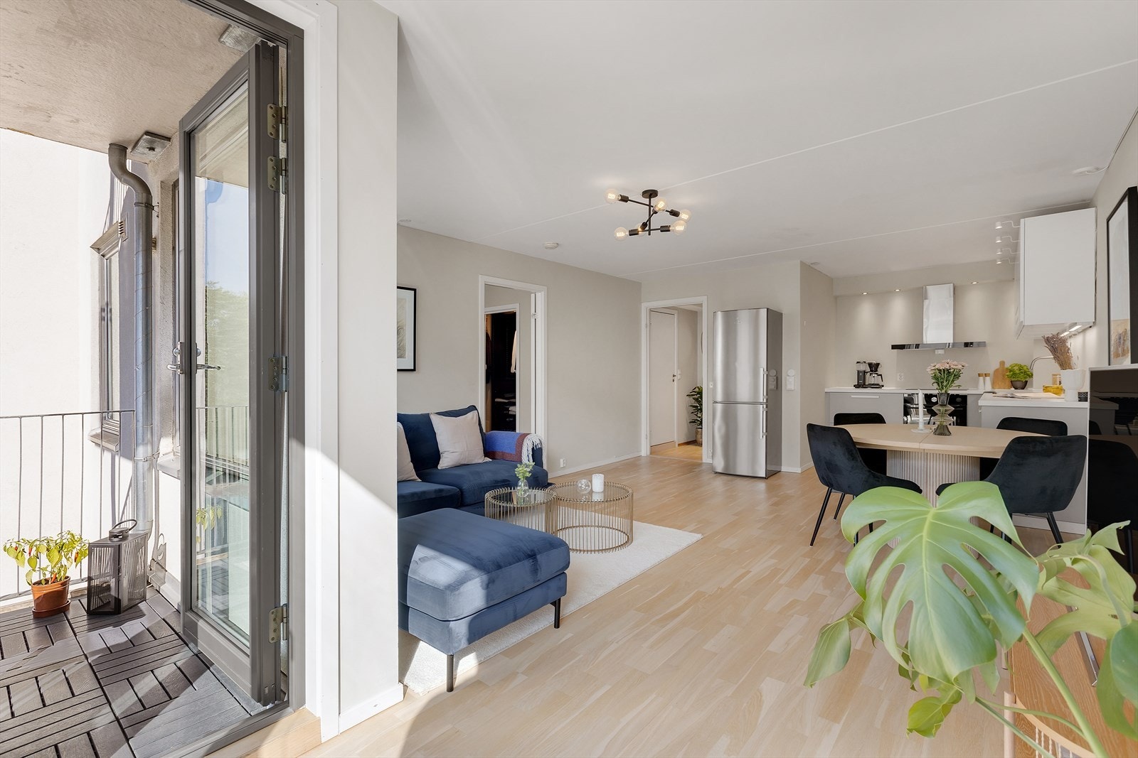 Varme sommerdager kan nytes på en deilig markterrasse med utgang fra stuen. Galleribilde