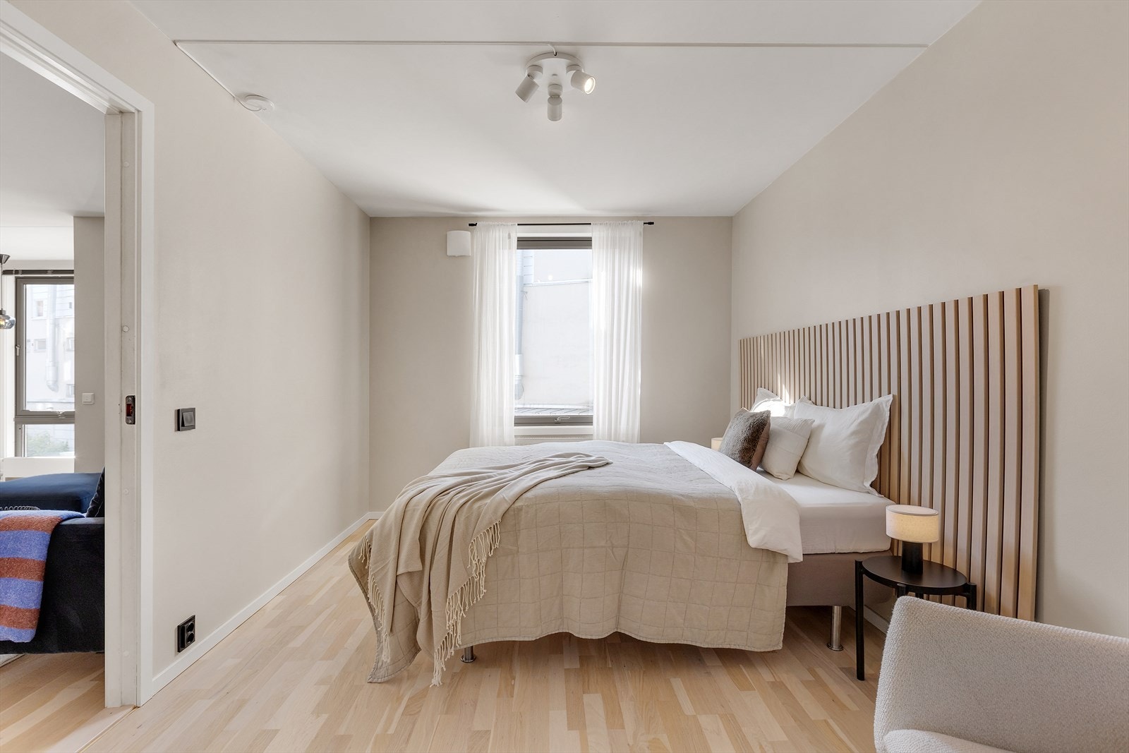 Kombinasjonen av mye naturlig lys fra store vindusflater og en dempet fargepalett gir en behagelig atmosfære. Galleribilde