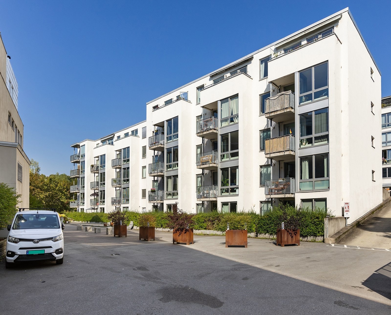 Leiligheten har en sentral beliggenhet, men ligger tilbaketrukket og skjermet fra biltrafikk og støy. Galleribilde