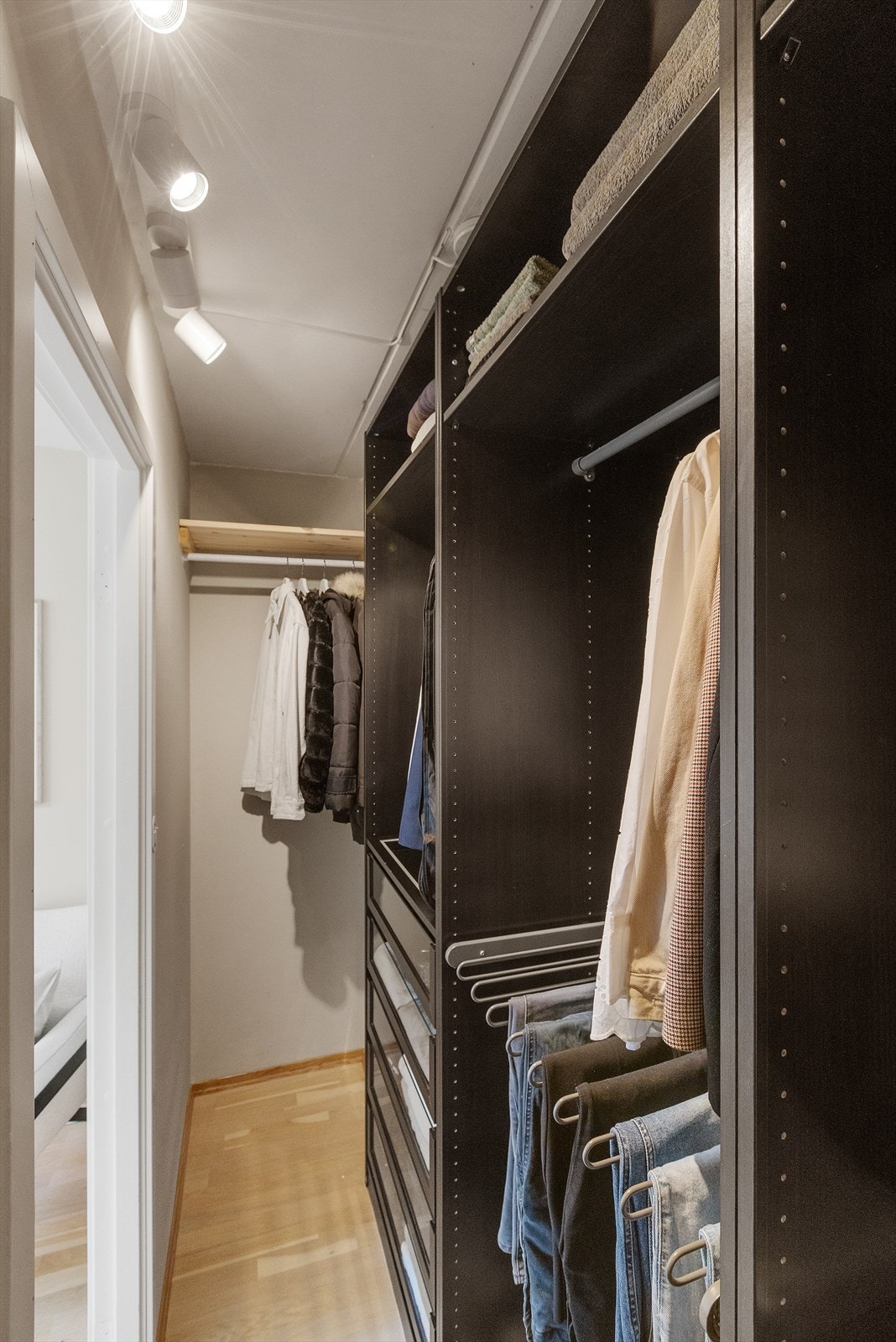 Svært god oppbevaringsplass i eget walk-in closet. Galleribilde