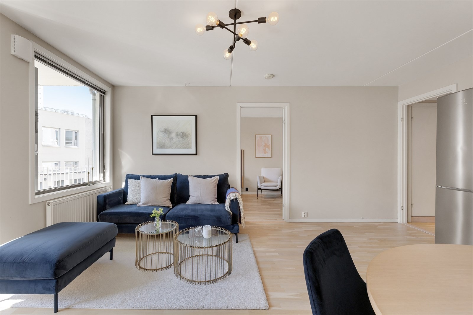 Det er god plass til sofagruppe og TV-møblement samt en hyggelig spisegruppe. Galleribilde