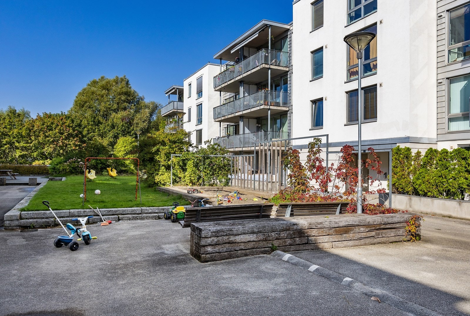Elveparken borettslag har flere fine grøntområder med sittegrupper og lekeplass for de yngste. Galleribilde