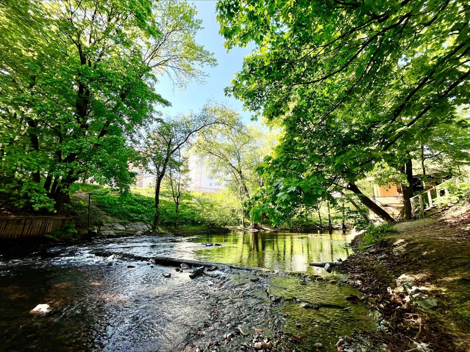 Idylliske Akerselva ligger kun et steinkast unna, hvor det er bilfri gang- og sykkelvei helt fra sentrum opp til marka og Maridalsvannet. Galleribilde