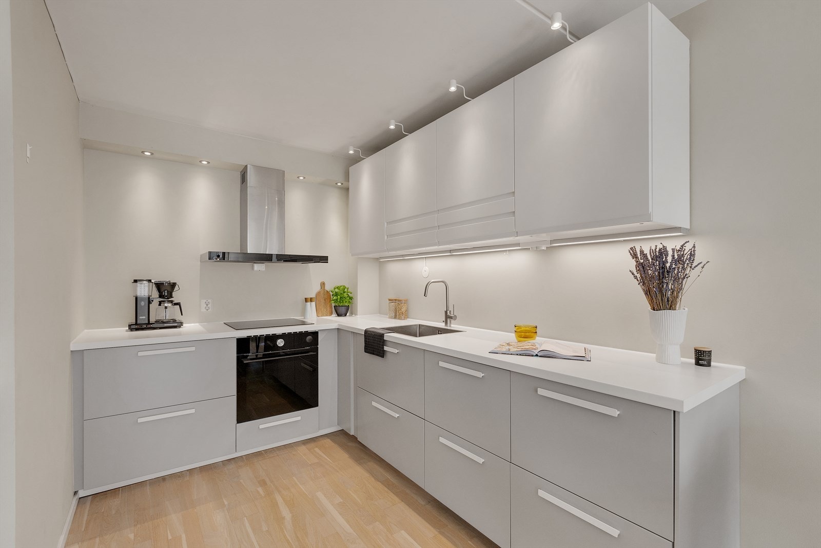 Innredningen har lyse, glatte fronter og en pen, laminert benkeplate. Galleribilde