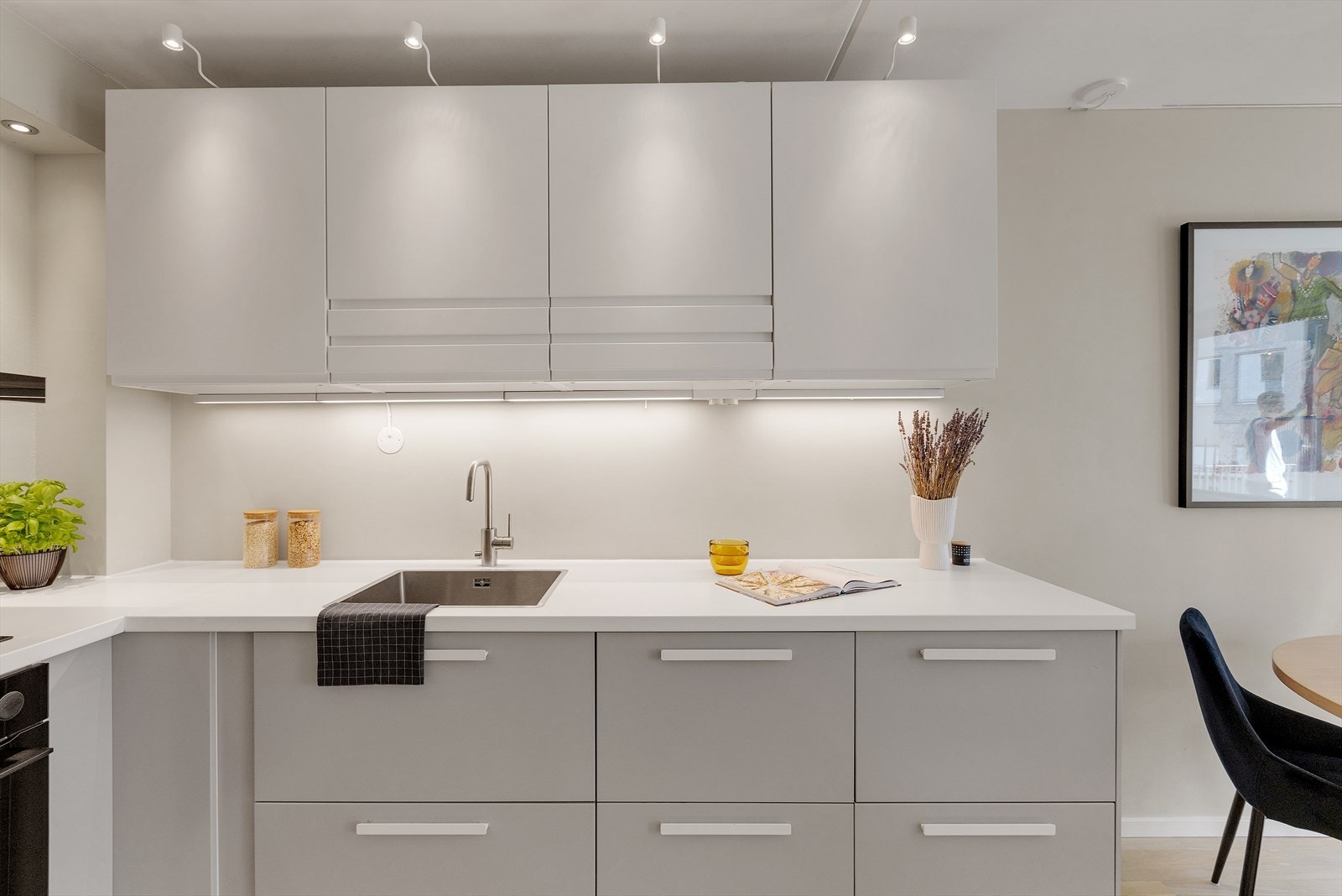 Integrerte hvitevarer som stekeovn, induksjonstopp og oppvaskmaskin. Kjøkkeninnredning er fra 2018 og fremstår med god funksjonalitet. Galleribilde