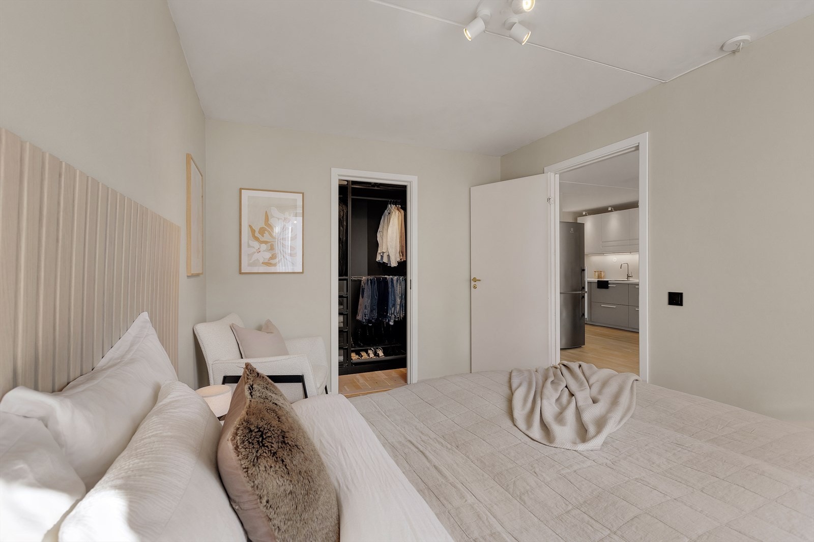 Dør fra soverommet og inn til et praktisk walk-in-closet. Galleribilde