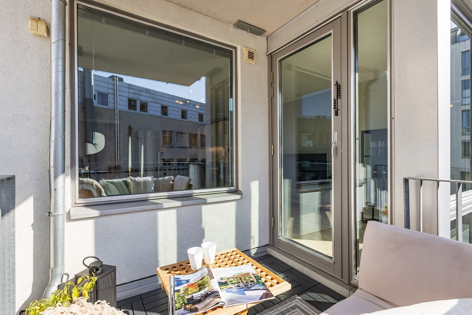 Terrassen har betonggulv tekket med plastfliser, og det er stikkontakt for utebelysning. Galleribilde