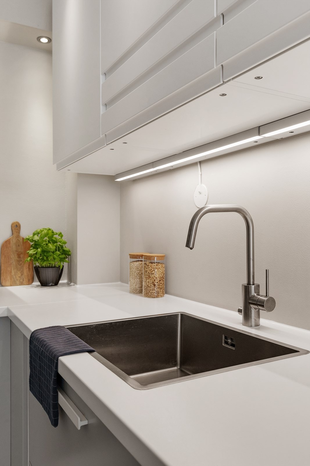 Videre er kjøkkenet utstyrt med en enkel oppvaskkum. Galleribilde