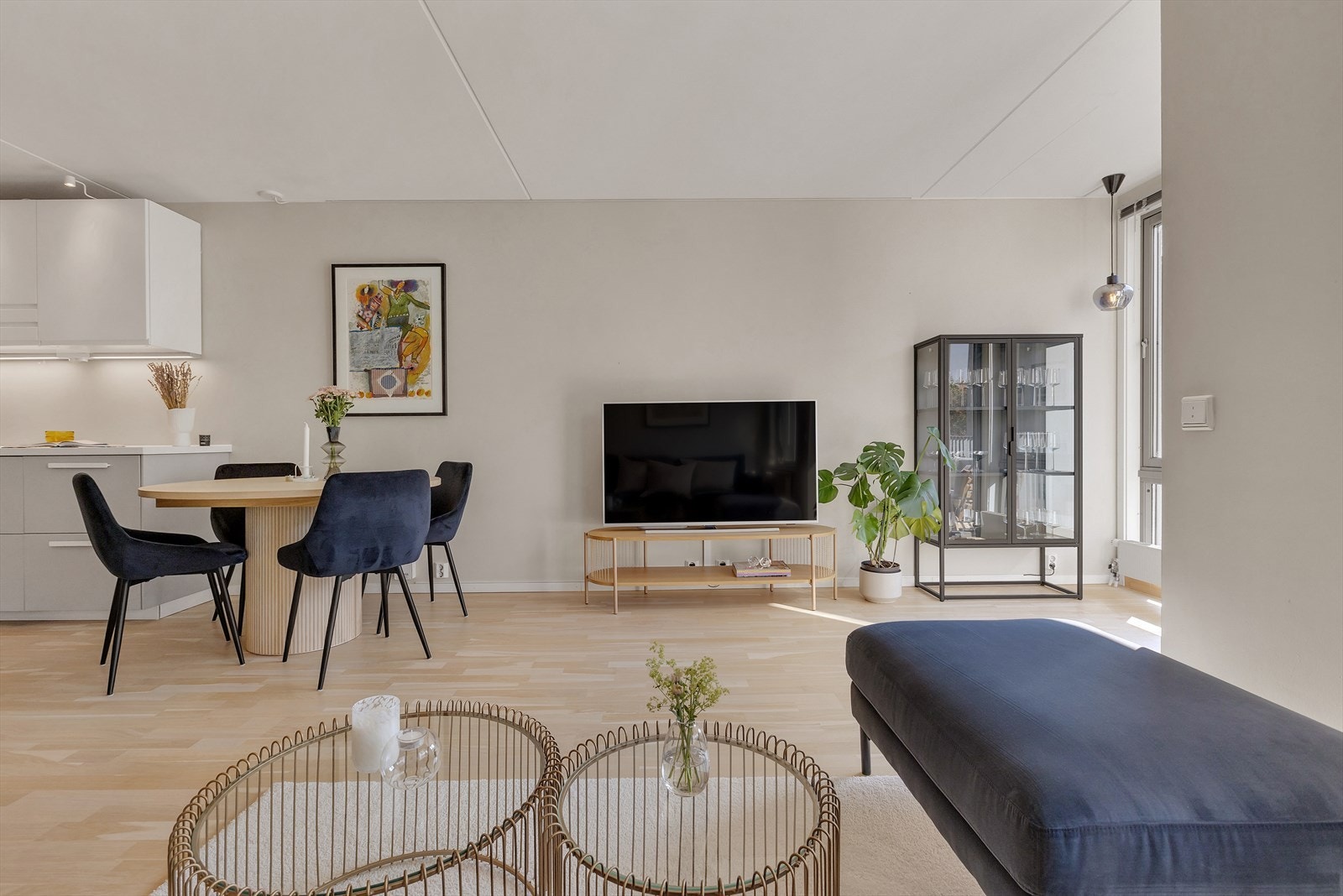 Lysmalte vegger står i fin kombinasjon til et pent parkettgulv, og her er det enkelt å sette sitt eget preg på leiligheten med ønsket innredning og møblement. Galleribilde