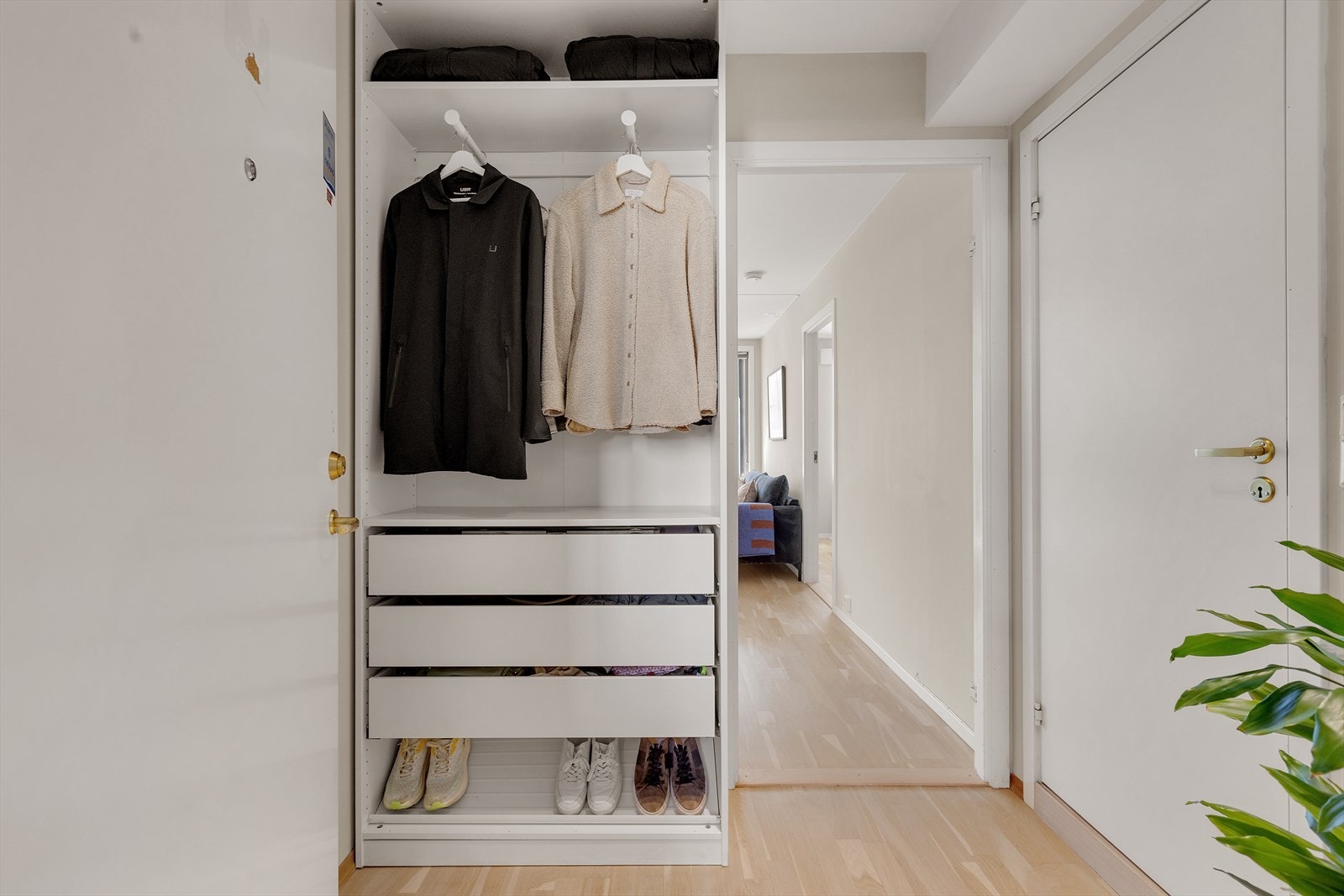 Garderobeskap i entré hvor man har god plass til oppbevaring av sko og jakker. Galleribilde