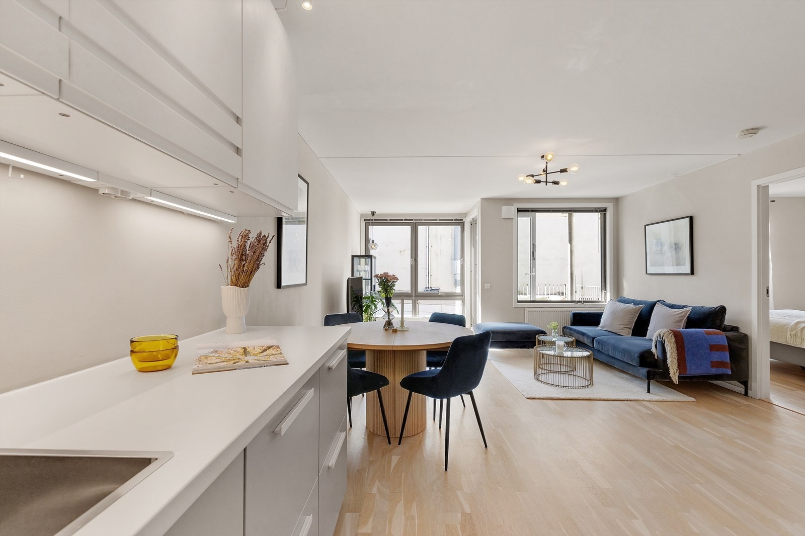 Den åpne løsningen tillater deg å være sosial mens du kokkelerer på kjøkkenet. Galleribilde