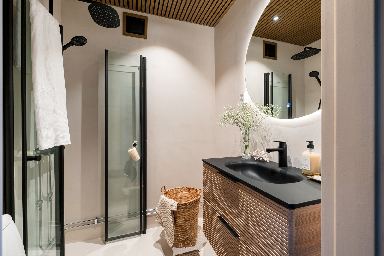 Badet er stilrent belagt med mikrosement i 2024. Det er varmekabler i gulv. Galleribilde